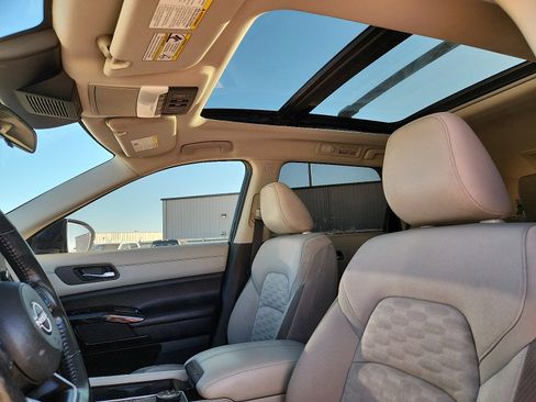 Used 2022 Nissan Pathfinder SV w/ SV Premium Package image 13