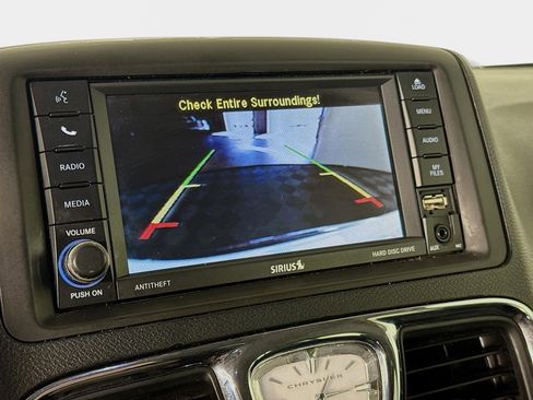 Used 2014 Chrysler Town & Country Touring image 15