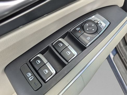 Certified 2025 Kia Sorento S FWD image 17