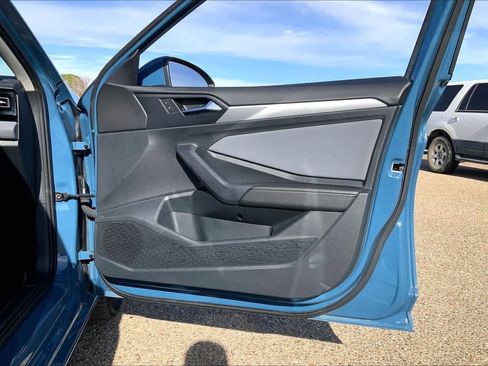 Used 2025 Volkswagen Jetta SE image 22