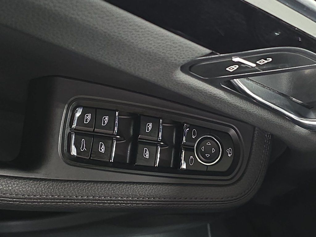 Used 2023 Porsche Macan S AWD/4WD image 21