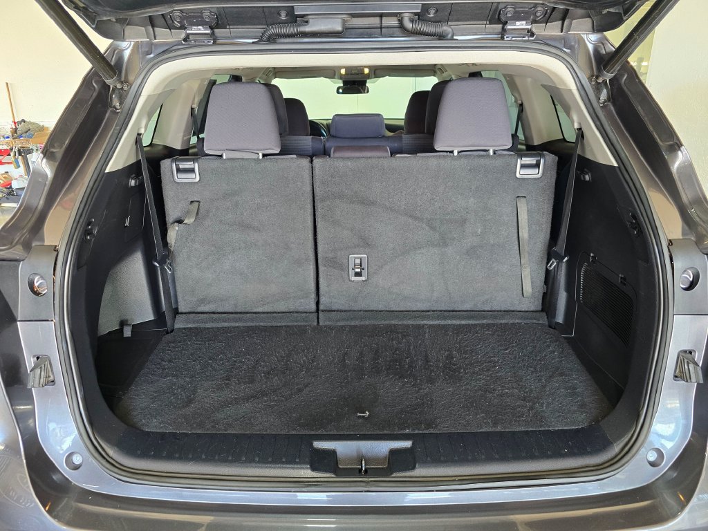 Used 2022 Toyota Highlander LE AWD/4WD image 29