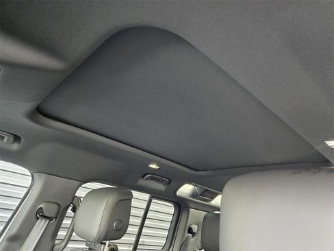 New 2026 Land Rover Defender 110 X-Dynamic SE image 12