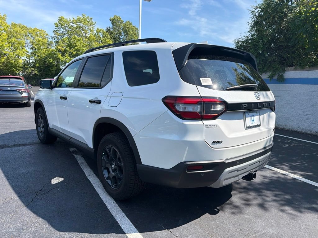 Certified 2025 Honda Pilot TrailSport image 3