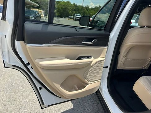 Used 2023 Jeep Grand Cherokee Limited w/ Luxury Tech Group II AWD/4WD image 22