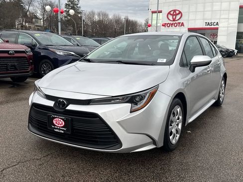 Used 2025 Toyota Corolla LE w/ Convenience Package image 3