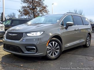 Used 2022 Chrysler Pacifica Limited w/ Uconnect Theater Family Group video 2