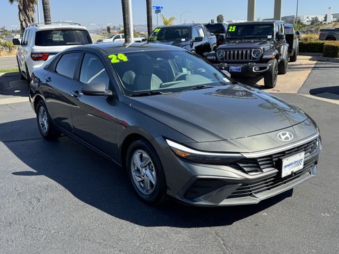 Used 2024 Hyundai Elantra SE FWD image 2