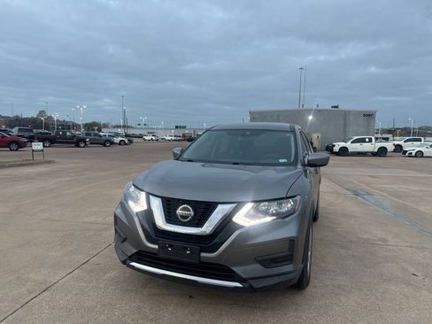 Used 2018 Nissan Rogue S image 5