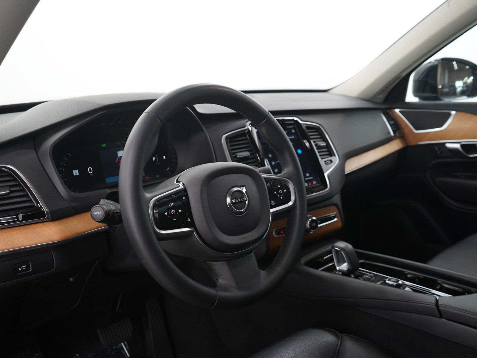 Used 2023 Volvo XC90 B6 Plus w/ Protection Package Premier AWD/4WD image 28