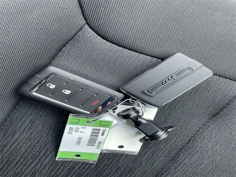 New 2025 Jeep Grand Cherokee L Laredo image 38