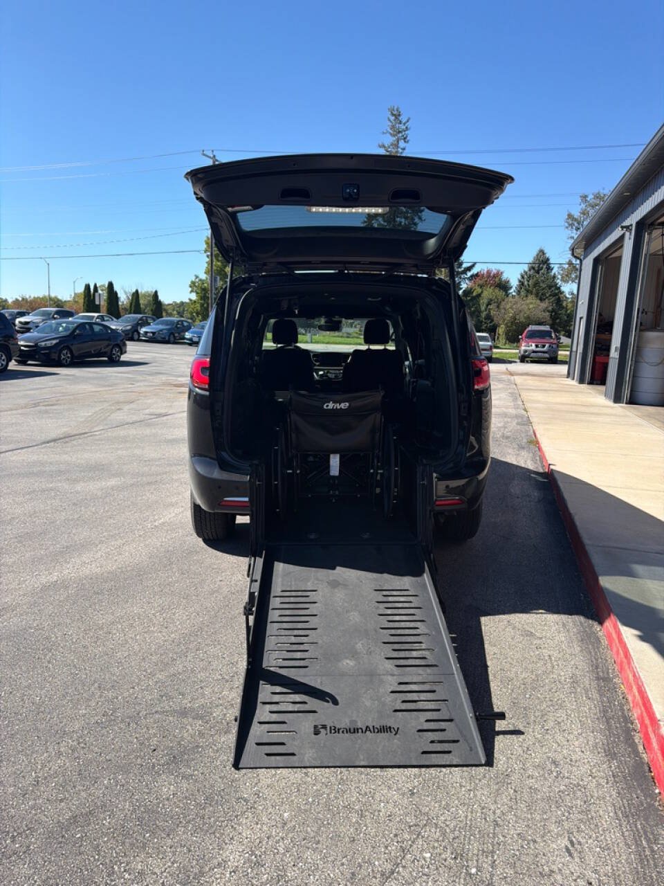 Used 2024 Chrysler Pacifica Touring FWD image 5