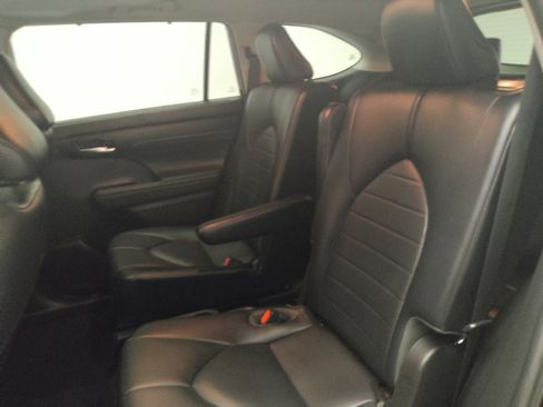 Used 2021 Toyota Highlander XLE FWD image 18