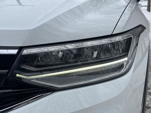 Used 2022 Volkswagen Tiguan SE R-Line image 22