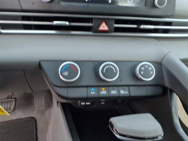 Used 2025 Hyundai Elantra SE FWD image 26