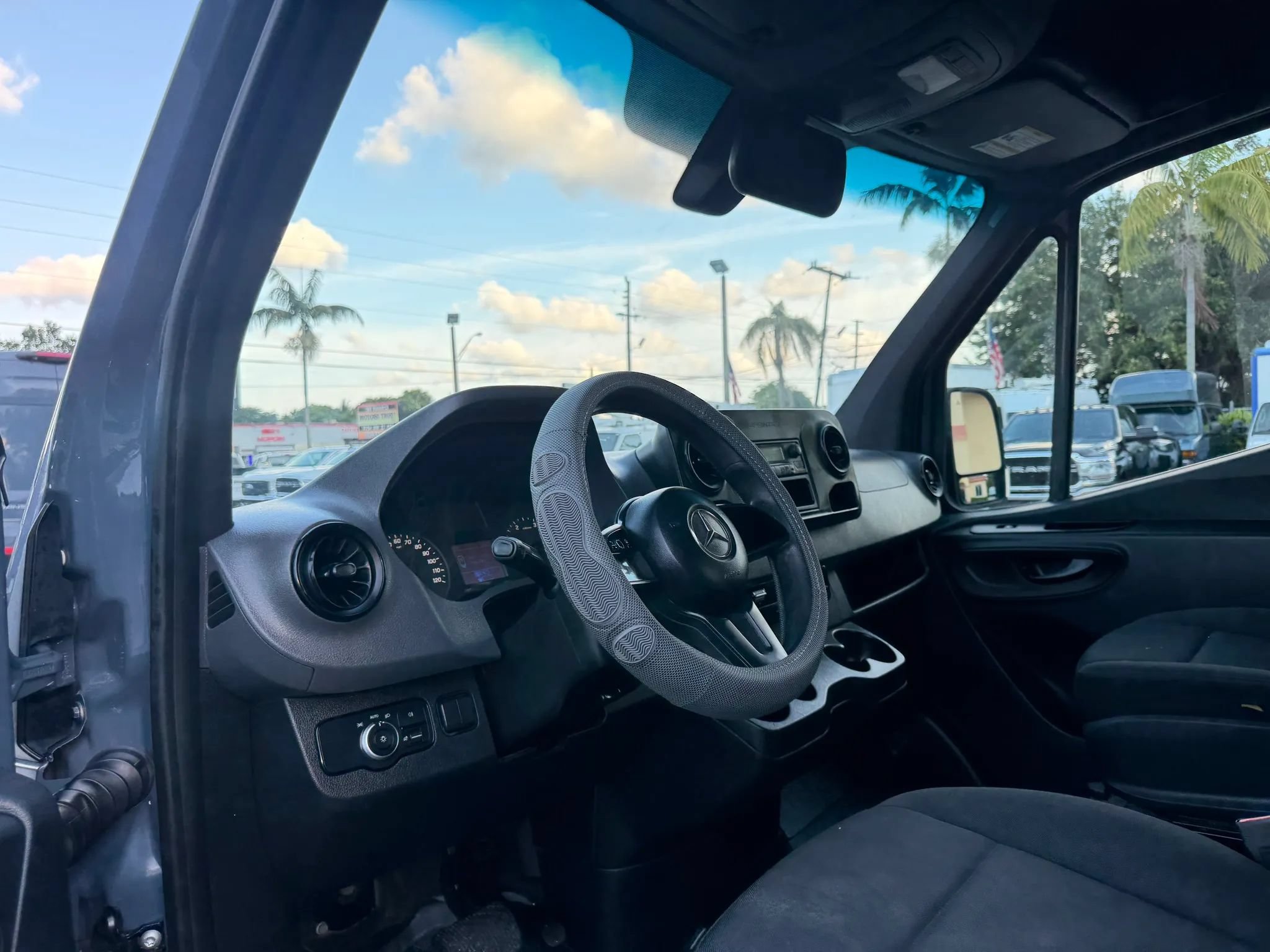 Used 2019 Mercedes-Benz Sprinter 144 image 12