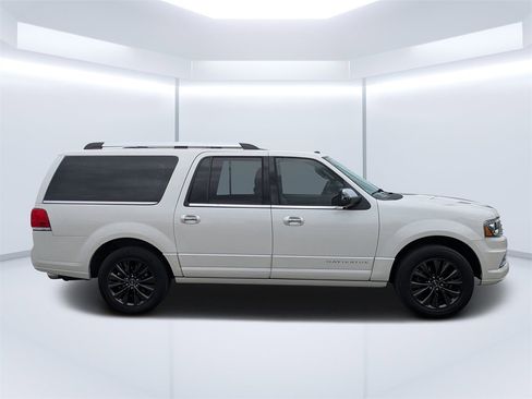 Used 2015 Lincoln Navigator L 4WD image 2