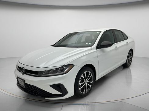 Used 2025 Volkswagen Jetta Sport FWD image 3