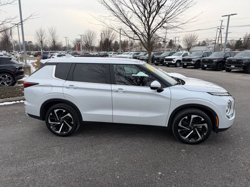 Used 2024 Mitsubishi Outlander AWD image 4