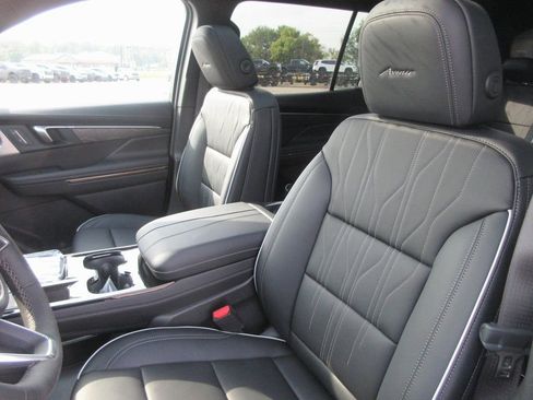 New 2026 Buick Enclave Avenir w/ Super Cruise Package FWD image 12