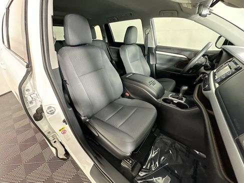Used 2019 Toyota Highlander LE image 27
