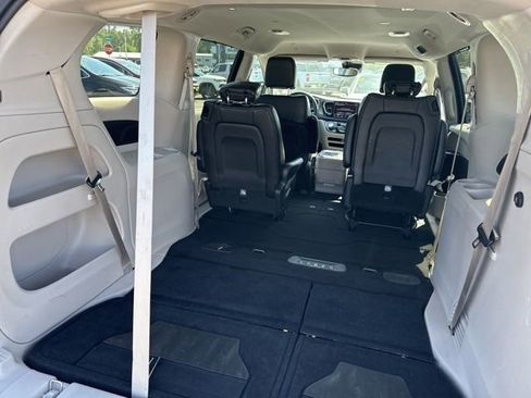 Used 2023 Chrysler Pacifica Touring-L FWD image 14