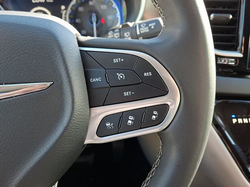 Used 2024 Chrysler Pacifica Touring-L FWD image 24