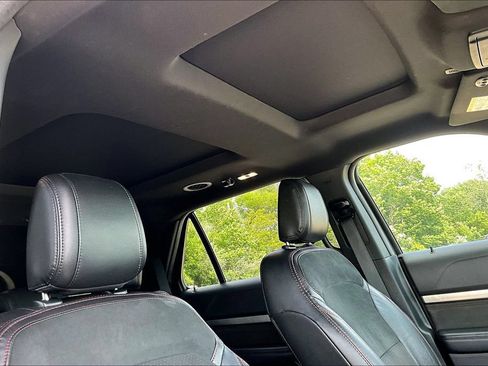 Used 2018 Ford Explorer XLT w/ XLT Appearance Package AWD/4WD image 21