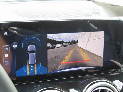 Used 2025 Mercedes-Benz GLB 250 4MATIC image 35