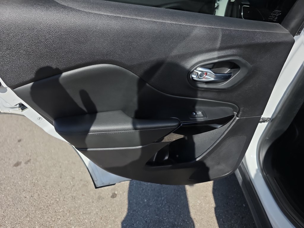 Used 2021 Jeep Cherokee Latitude Plus FWD image 37