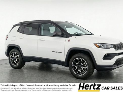 Used 2025 Jeep Compass Trailhawk AWD/4WD image 1