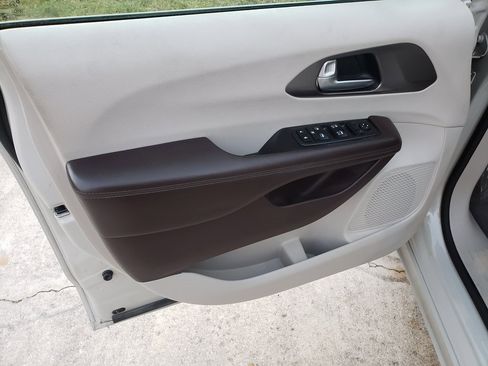 Used 2019 Chrysler Pacifica LX image 14