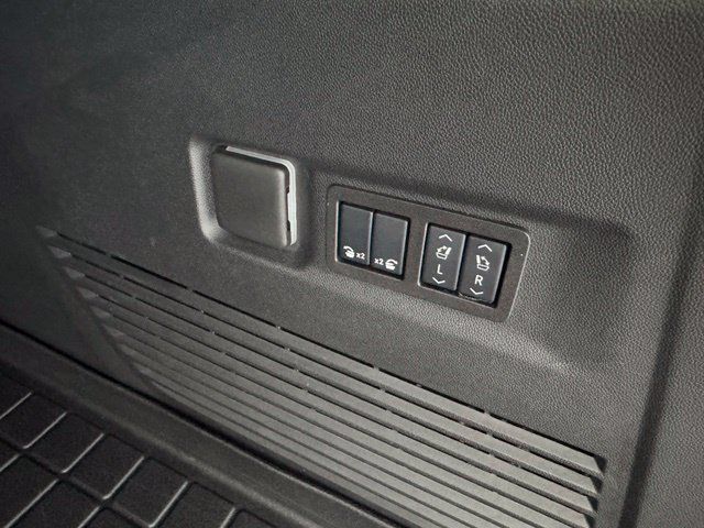 Used 2025 Chevrolet Suburban High Country AWD/4WD image 38