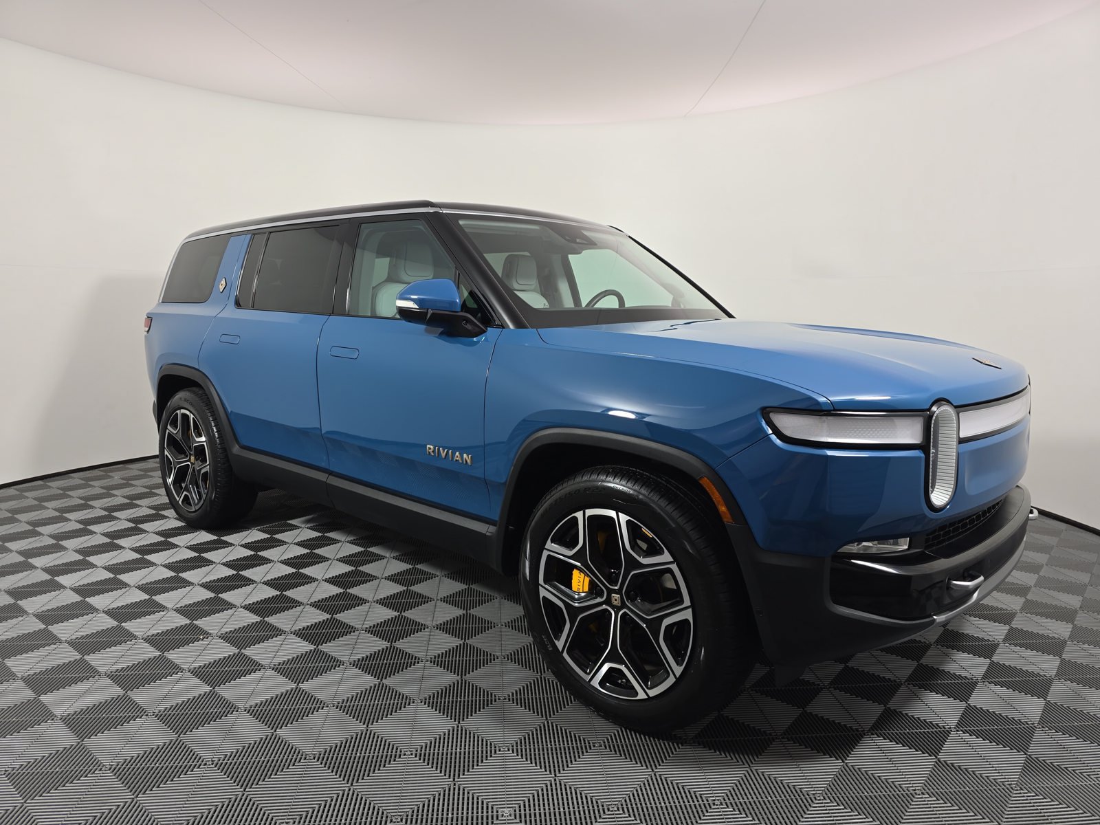 Used 2023 Rivian R1S Launch Edition Quad AWD/4WD image 7