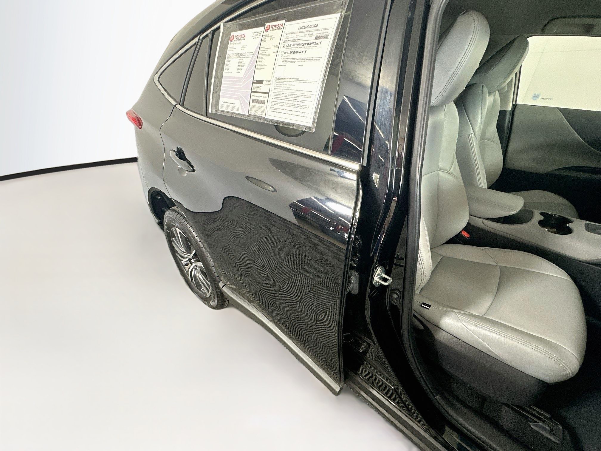 Used 2024 Toyota Venza LE AWD/4WD image 28