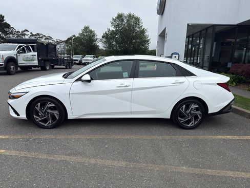 Used 2025 Hyundai Elantra SEL FWD image 2