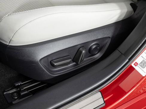 Used 2025 Toyota Prius XLE image 17