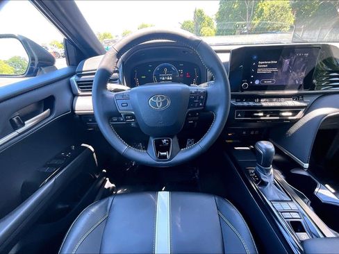 Used 2025 Toyota Camry SE w/ Convenience Package FWD image 5