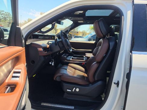 Used 2025 Lincoln Navigator Reserve AWD/4WD image 3
