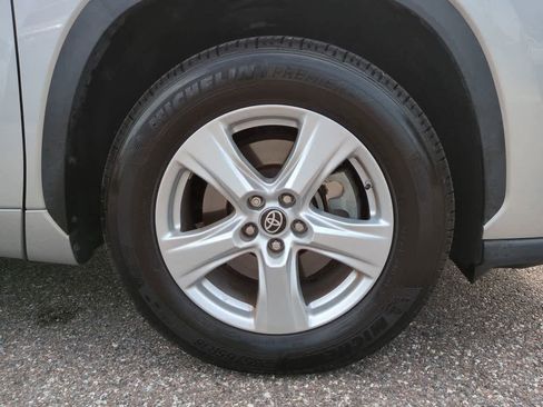 Used 2023 Toyota Highlander LE FWD image 11