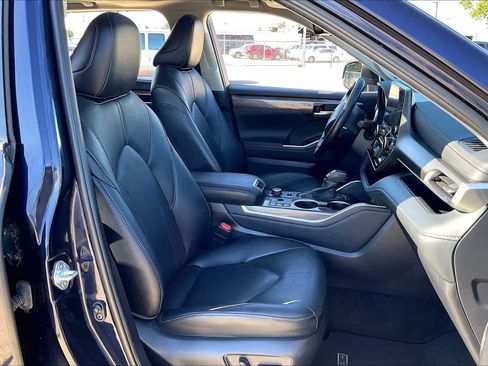 Used 2024 Toyota Highlander Limited AWD/4WD image 16