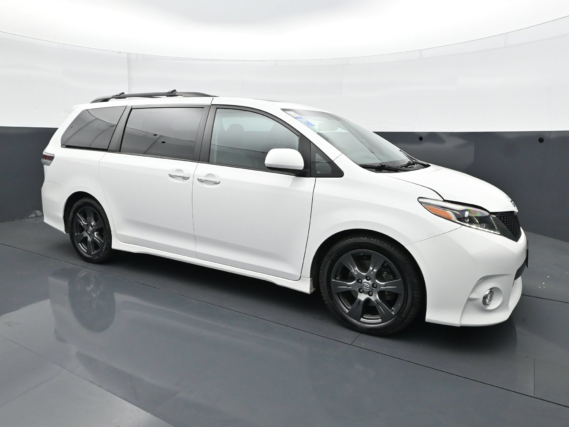 Used 2017 Toyota Sienna SE w/ SE Preferred Package FWD image 9