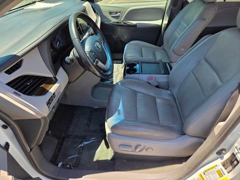 Used 2017 Toyota Sienna XLE Premium AWD/4WD image 13