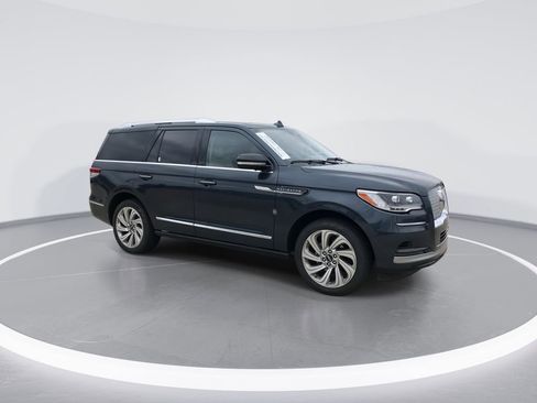 Used 2024 Lincoln Navigator Reserve AWD/4WD image 2