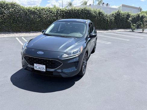 Used 2022 Ford Escape SE w/ SE Sport Appearance Package image 4