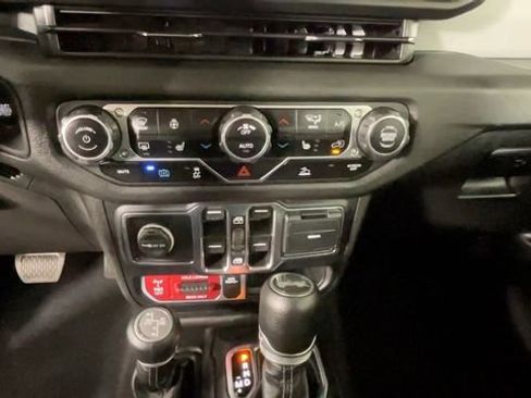 Used 2024 Jeep Wrangler Unlimited AWD/4WD image 34