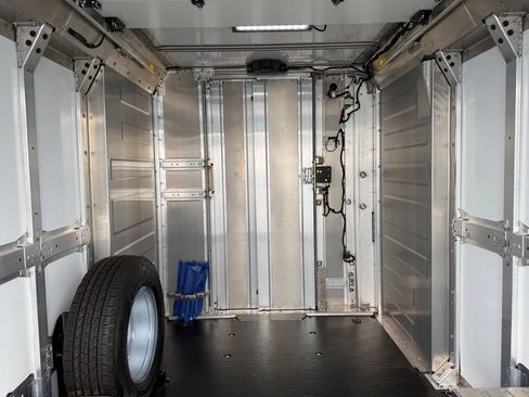 Used 2024 Chevrolet Brightdrop 400 w/ Commercial Equipment Package AWD/4WD image 43