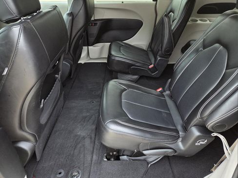 Used 2024 Chrysler Pacifica Touring-L FWD image 31