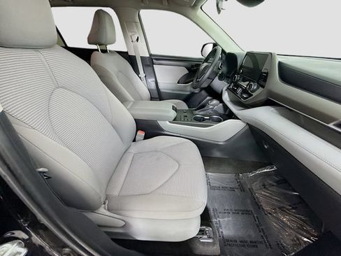 Used 2023 Toyota Highlander LE FWD image 27