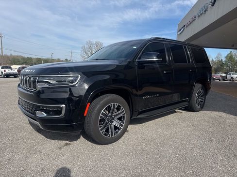 Used 2025 Jeep Wagoneer Series II image 2